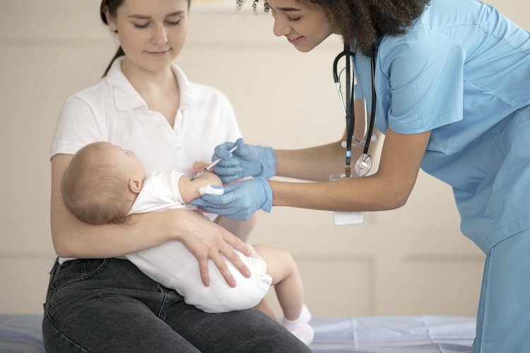 Crianças de 6 a 8 meses começam a ser vacinadas contra a covid-19