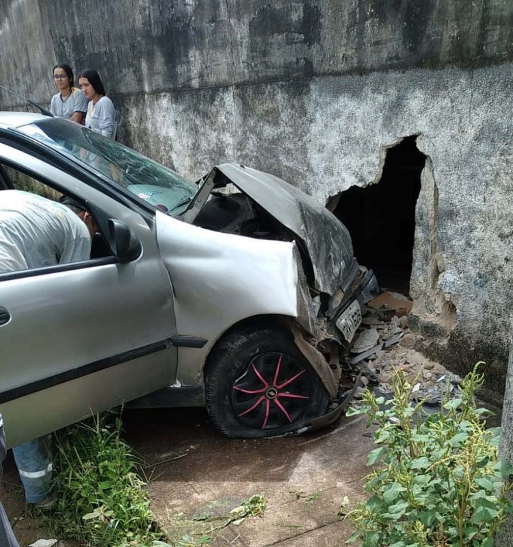 Carro perde freio, bate em muro e deixa condutora ferida no Engenho de Serra