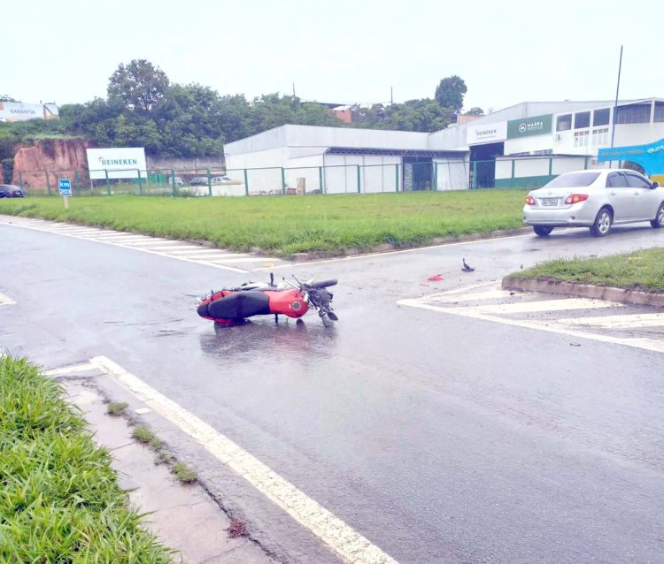 Colisão entre moto e caminhonete foi registrada no início da tarde de quarta-feira