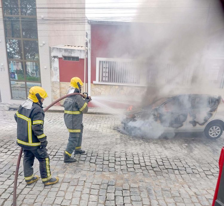 Carro pega fogo e tumultua trânsito no Centro