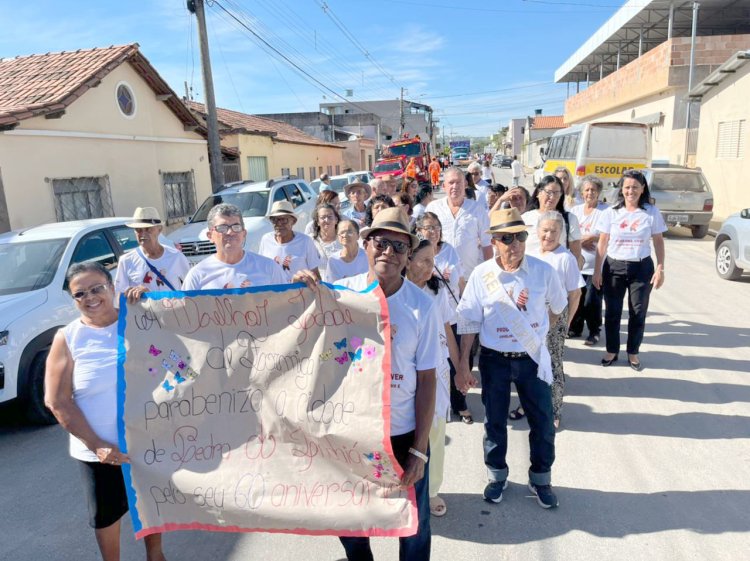 Centro de Convivência do Idoso participam de desfile cívico em Pedra do Indaiá