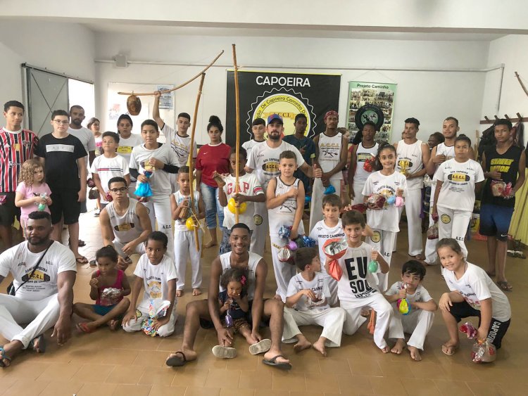 Associação de Capoeira entrega ovos de Páscoa a crianças no Água Vermelha