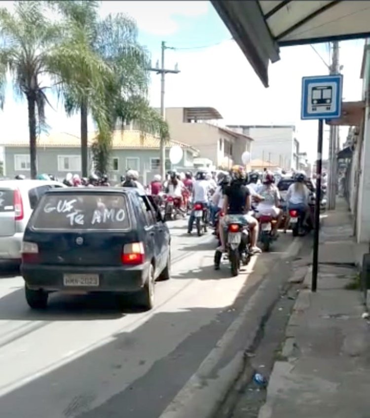 Jovem baleado é homenageado por amigos e familiares