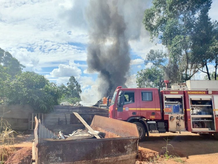 Incêndio é registrado em empresa de reciclagem no Bairro Industrial