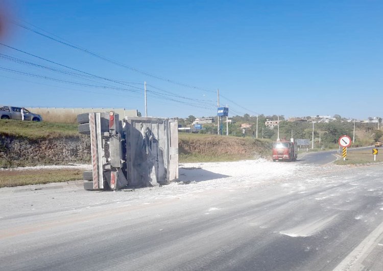 Carreta carregada de cal tomba na MG-050 em Formiga