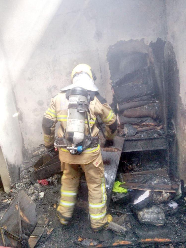 Arcos: Bombeiros combatem incêndio  em residência no Bairro Olaria