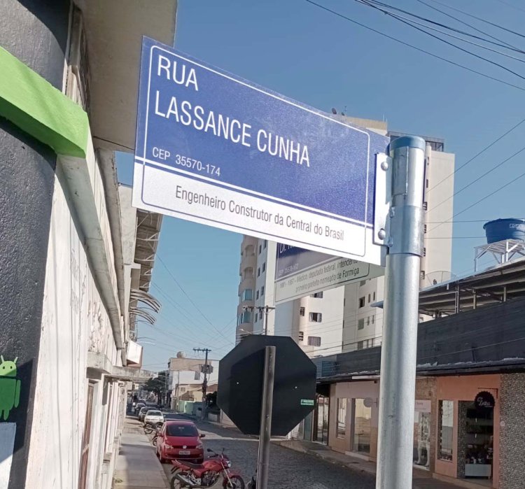 Novo modelo de placas de rua é instalado em Formiga