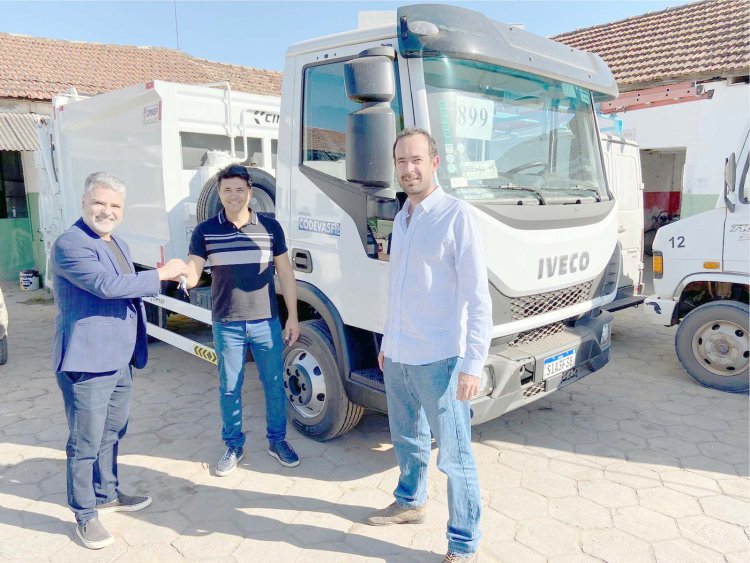 Novo caminhão compactador de lixo passa a compor frota municipal