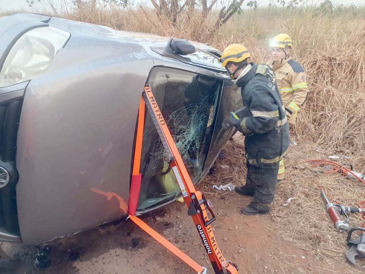 Batida entre carros deixa idosa ferida em Arcos