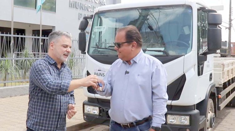 Pains: Município recebe novo caminhão Iveco