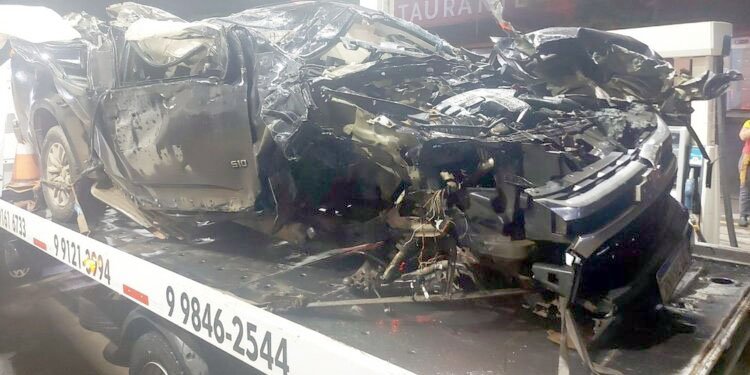 BR-354: Motorista de 26 anos sobrevive a acidente em que carro fica totalmente destruído