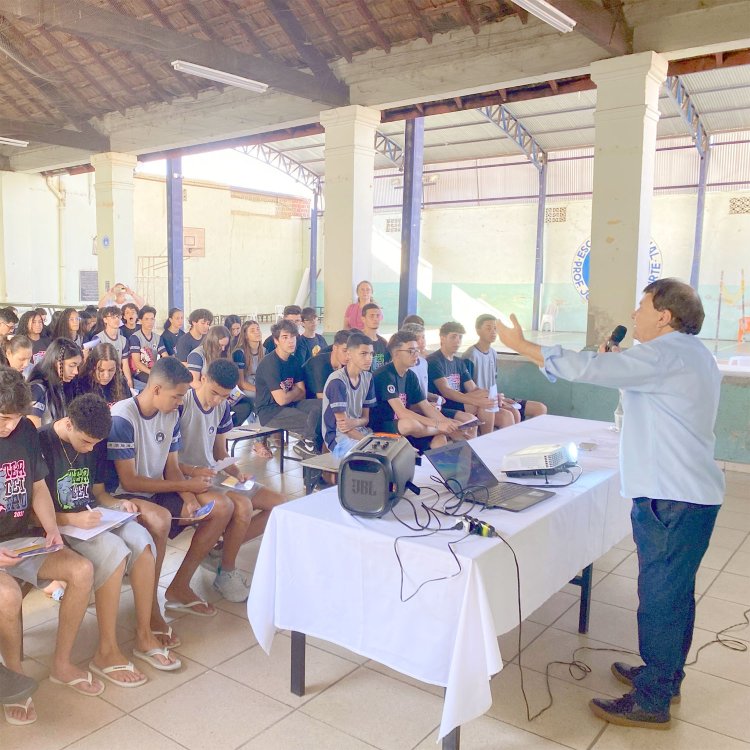 Marco Leão ministra palestra para alunos da Escola Professor Joaquim Rodarte