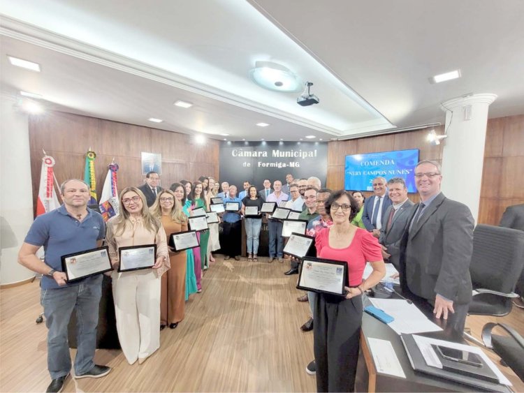 Câmara homenageia servidores municipais