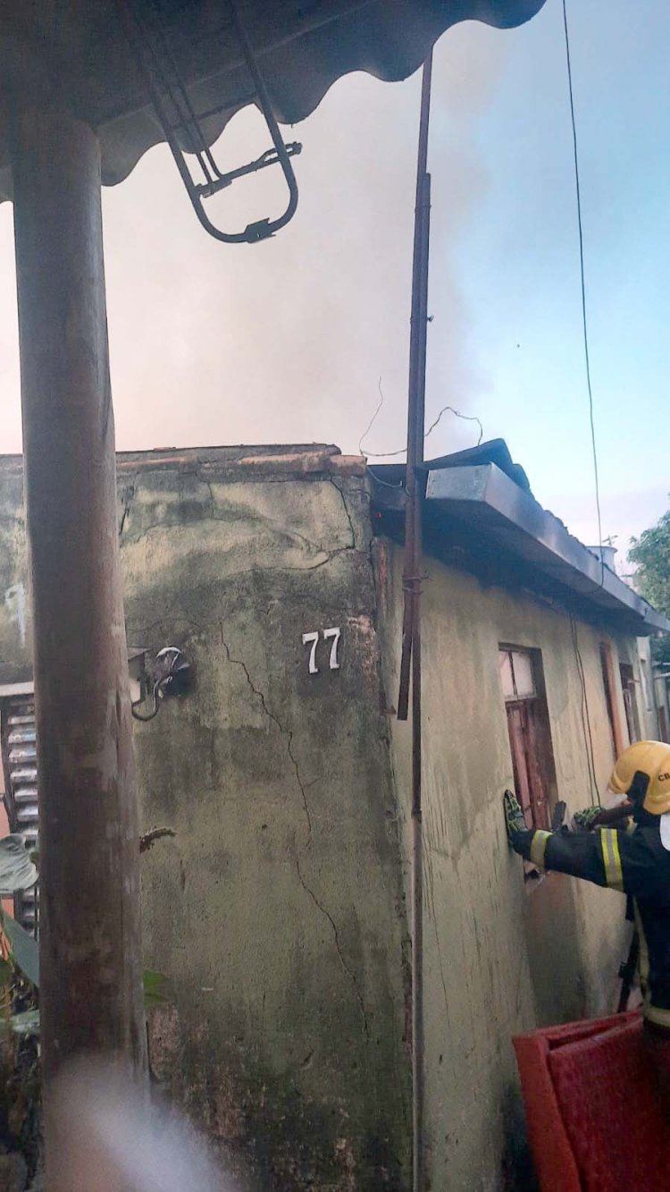 Bombeiros combatem incêndio em casa na Vila São Vicente