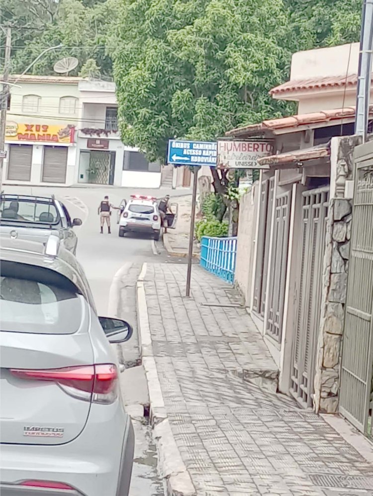 Supostos pés de maconha assustam moradores de praça na Lajinha