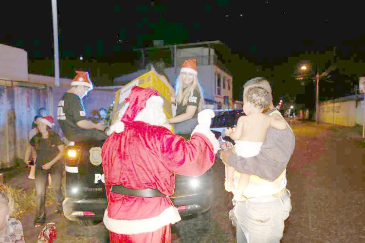 Natal Solidário: Polícia Civil presenteia mais de 2 mil crianças em Arcos e Pains