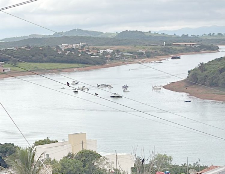 Helicóptero com quatro pessoas cai no Lago de Furnas