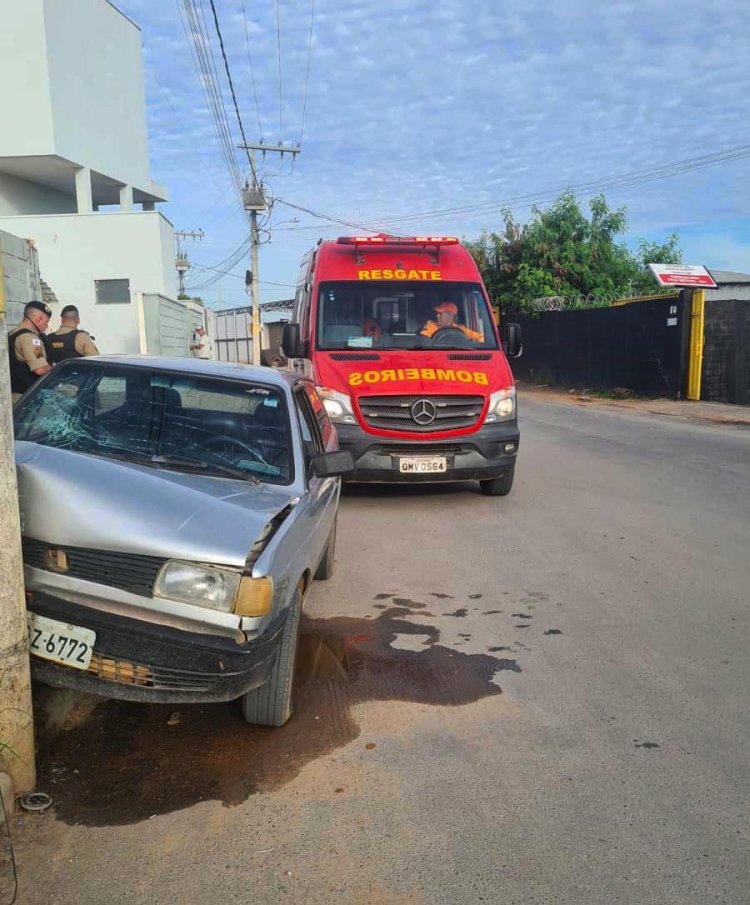 Batida de carro em poste deixa 2 feridos