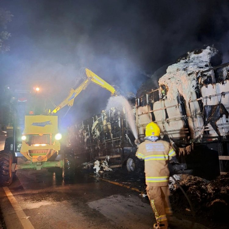 Carreta carregada com algodão pega fogo na 354