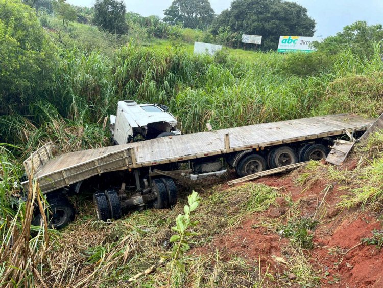 Carreta com 20 toneladas de cal cai em ribanceira na BR-354