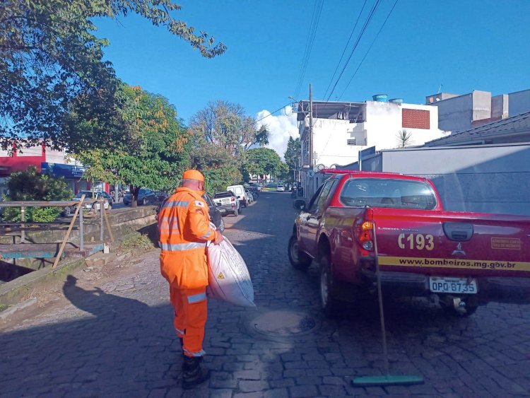 Centro: Bombeiros aplicam serragem em ruas após vazamento de óleo diesel