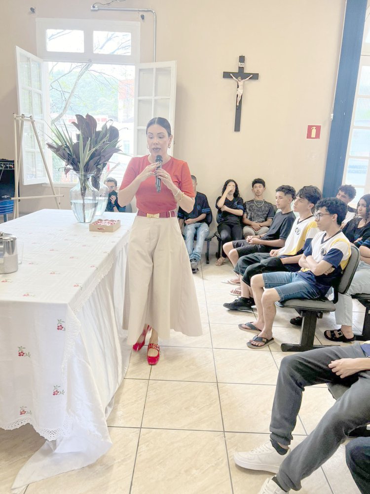 Duda Lobato ministra palestra motivacional na Escola Normal