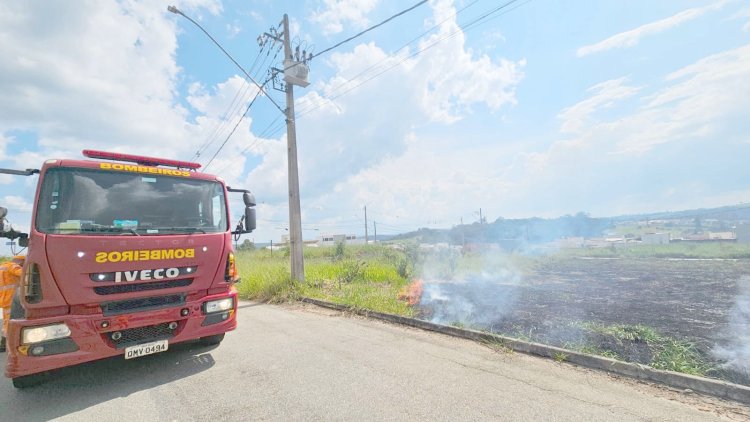 Bombeiros são acionados para apagar incêndio em terreno baldio