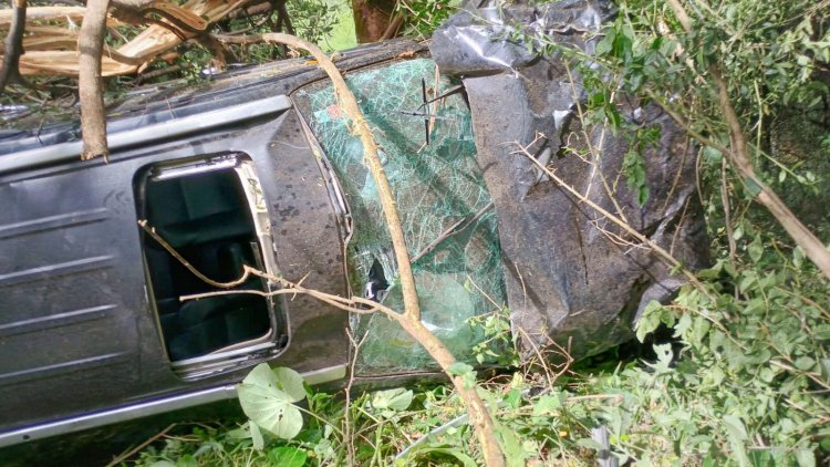 Carro cai em abismo na MG-050