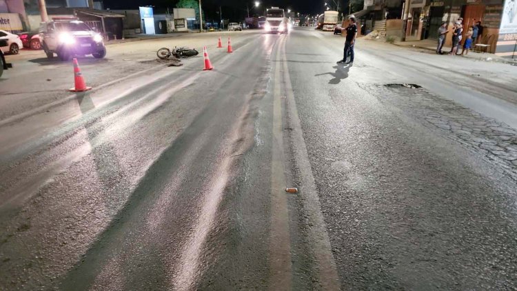 Arcos: Motociclista cai na BR-354, é atropelado por carreta e morre a caminho do hospital