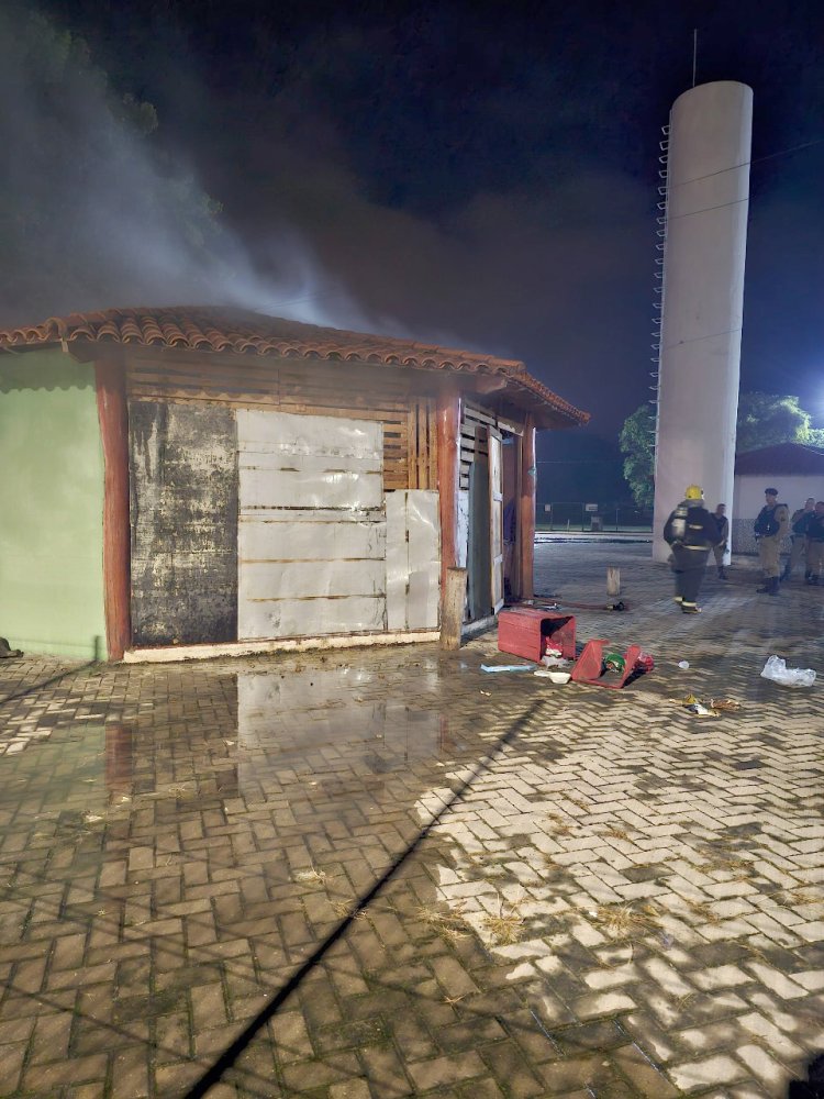 Bombeiros combatem incêndio em quiosque da Praia Popular