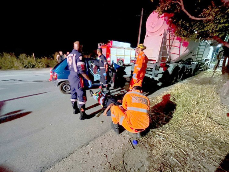 Acidente entre carro e caminhão deixa motorista com ‘trauma torácico’