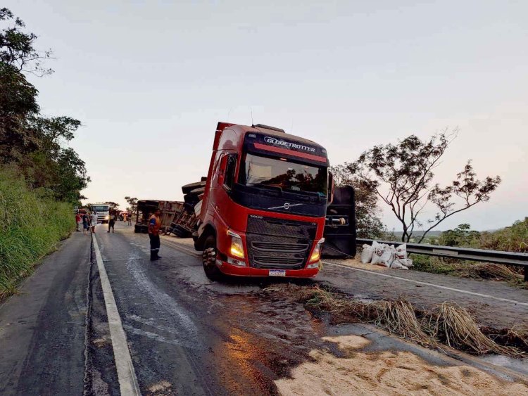 Carreta carregada de soja tomba na 354