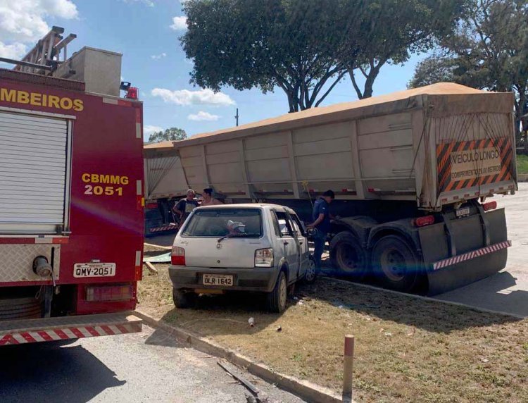 Colisão entre carro e carreta deixa mulher gravemente ferida na BR-354