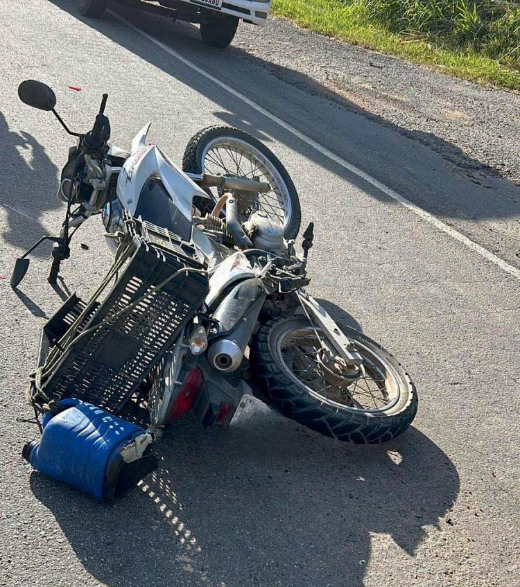 Colisão entre carro e moto deixa ferido na MG-050