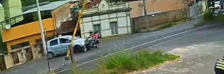Adolescentes sofrem acidente em bicicleta elétrica no Centro