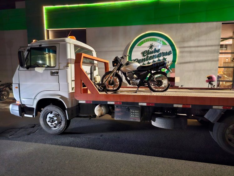Após tentar fuga, piloto de moto que praticava manobras perigosas é preso pela Polícia Militar