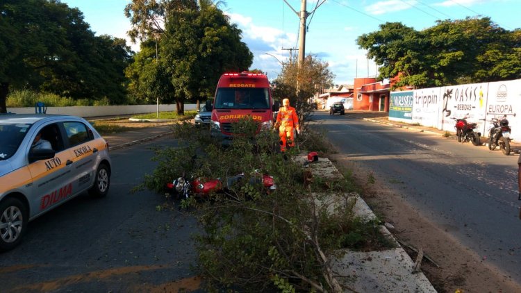 Queda de moto deixa homem ferido na Tabelião Juca Almeida