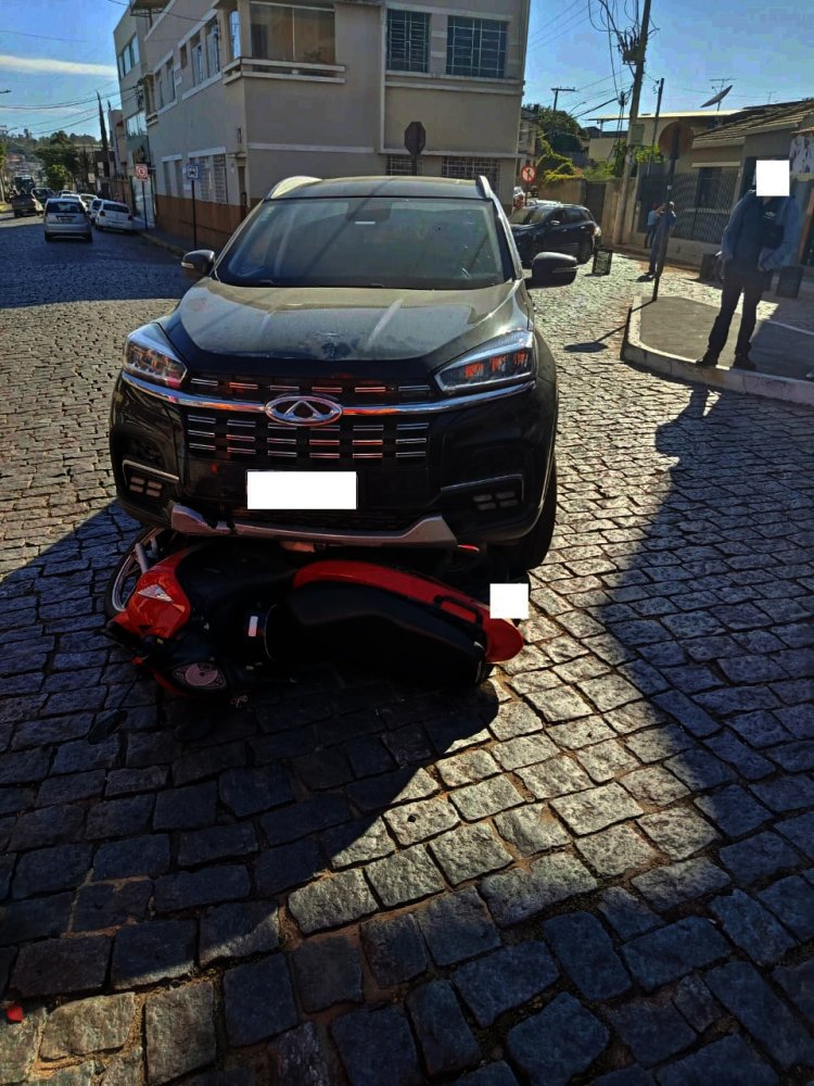 Colisão entre carro e motocicleta é registrada na Doutor Teixeira Soares