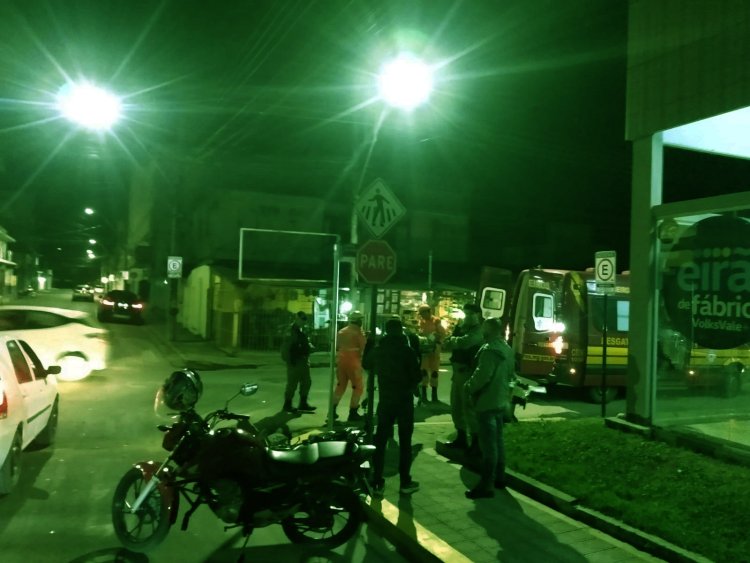 Colisão entre moto e carro deixa jovem ferido no Centro