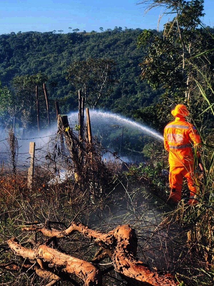 Incêndio em lote no Tino Pereira mobiliza Bombeiros