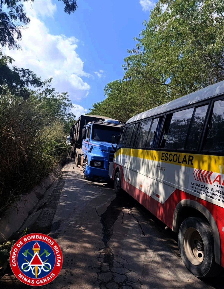 Colisão entre micro-ônibus e carreta é registrada na MG-170 em Arcos