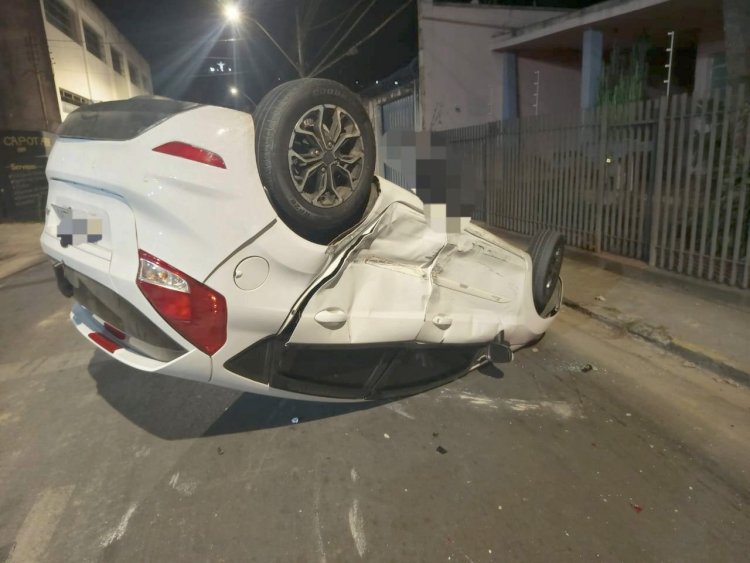 Carro capota no Centro e condutor não se fere